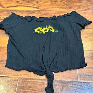 Boho NWT SHEIN teen girl size med black crop top with yellow daisies